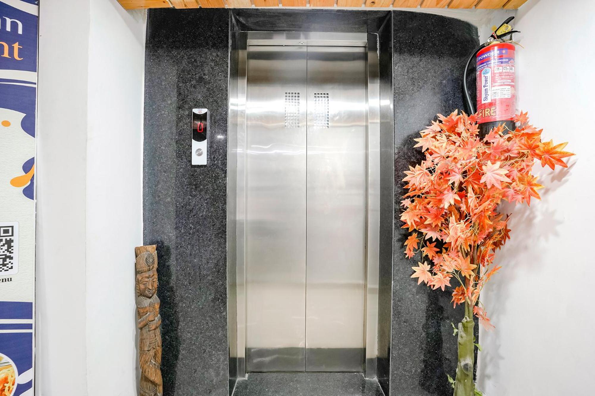 Fabhotel Vrundavan, Athwa Bhatha 外观 照片